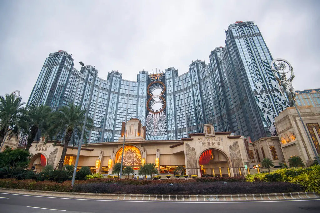 ▲本週網路盛傳某位一線男星在澳門豪賭，欠下高達46億元新台幣的驚人賭債。許多大牌男藝人紛紛遭到點名，然而，中國公安部網安局今（14）日表示，整起事件全是某位36歲的徐姓男子透過AI生成的假新聞。（圖／美聯社／達志影像）