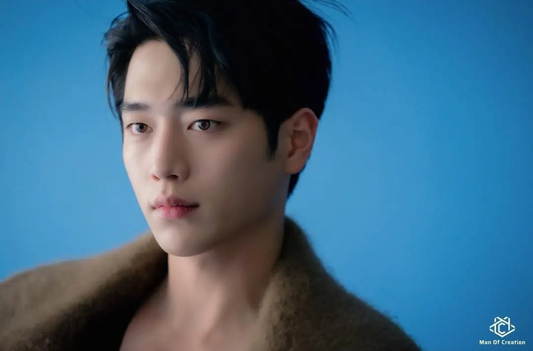 ▲17歲的金賽綸曾被採訪者誇獎和徐康俊（如圖）很般配，像準備要結婚一樣，此話一出讓徐康俊嚇瘋，直說：「她還未成年」。（圖／徐康俊IG）