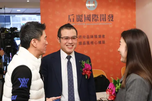 ▲中山區「后麗昕」預售案今(14)正式發表,楊盛傑(中)驚喜宣布今日限定早鳥價,一戶1298萬元。(圖/記者陳明安攝) ▲中山區「后麗昕」預售案今(14)正式發表,楊盛傑(中)驚喜宣布今日限定早鳥價,一戶1298萬元。(圖/記者陳明安攝)