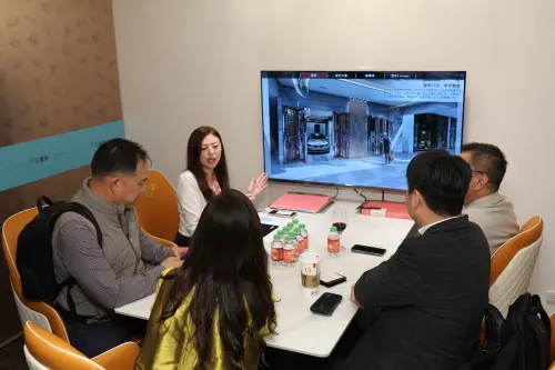 ▲現場吸引許多潛在買家洽詢。(圖/記者陳明安攝) ▲現場吸引許多潛在買家洽詢。(圖/記者陳明安攝)