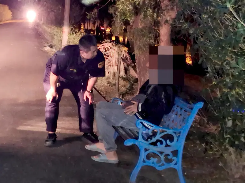 ▲黃姓男子因債務問題情緒低落離家後失聯，大平派出所副所長蔡顏名，透過手機定位鎖定尋獲黃男並耐心苦勸返家。（圖／記者莊全成翻攝）