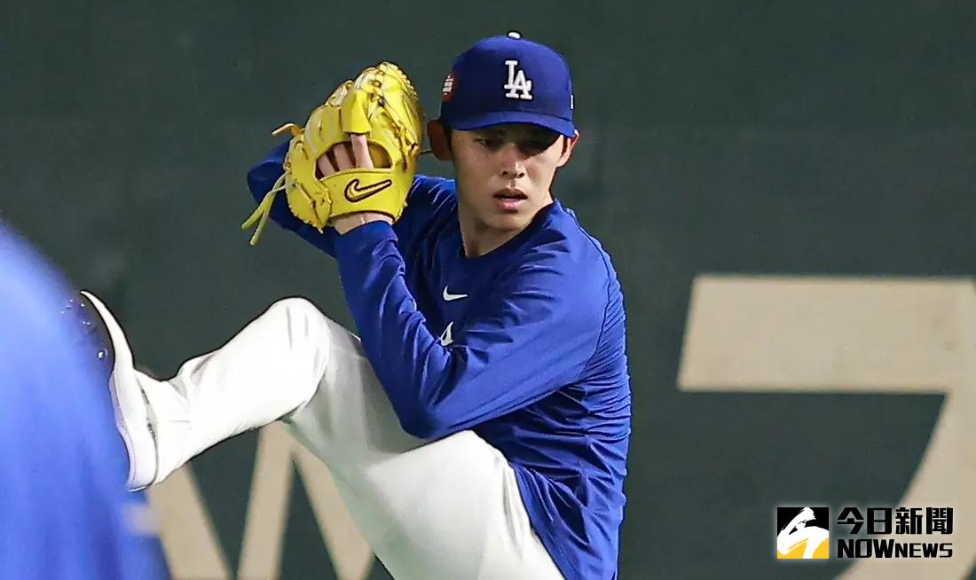 ▲道奇強投佐佐木朗希登場，進行衝刺與長傳球訓練，現場球迷高喊「朗希！朗希！」名字，佐佐木朗希也回應球迷期待，退場時將球丟到看台上，引發球迷瞬間暴動搶球。（圖／記者葉政勳攝 , 2025.3.14）