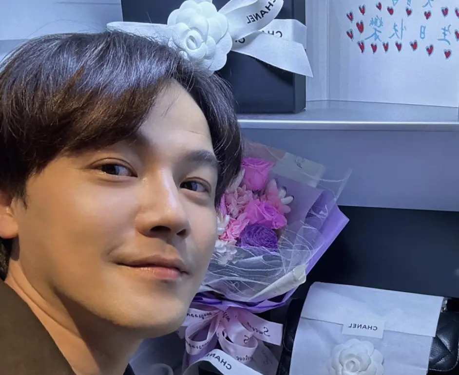 ▲黃文星（如圖）和老婆結婚超過十年，今（14）日是老婆生日也是情人節，他送上6位數香奈兒包包和皮夾，為了給老婆驚喜把包放在冰箱。（圖／翻攝自黃文星IG）