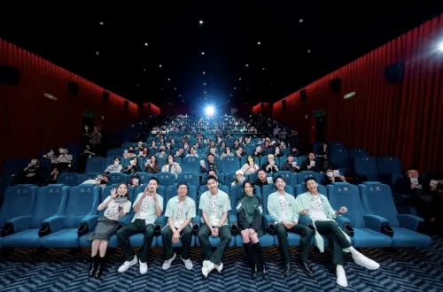 ▲百白（最前排左一起）、《有病才會喜歡你》監製賴宇同、導演許富翔、詹懷雲、江齊、劉修甫、黃冠智一起出席試映會。（圖／紅杉娛樂提供）