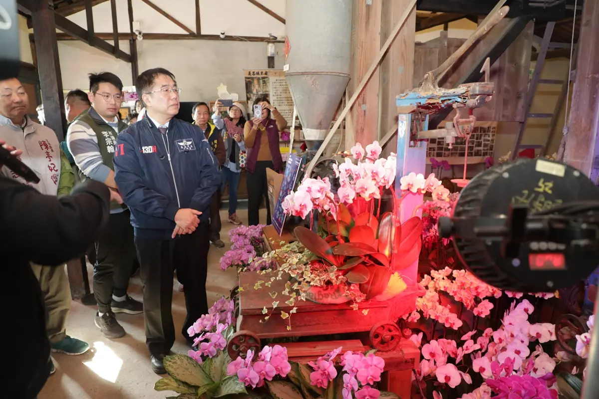 ▲黃偉哲推薦遊客們在一睹蘭花的風采後，可以順道走入後壁的玫瑰園與老街，遊客於參觀蘭展之後，不妨再順遊來趟深度小旅行。（圖／南市府提供）