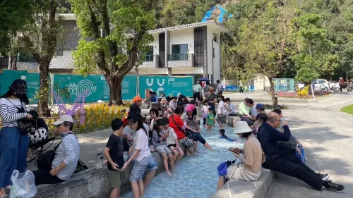 ▲情人谷溫泉免費泡，吸引遊客體驗。（圖／高市府原民會提供）