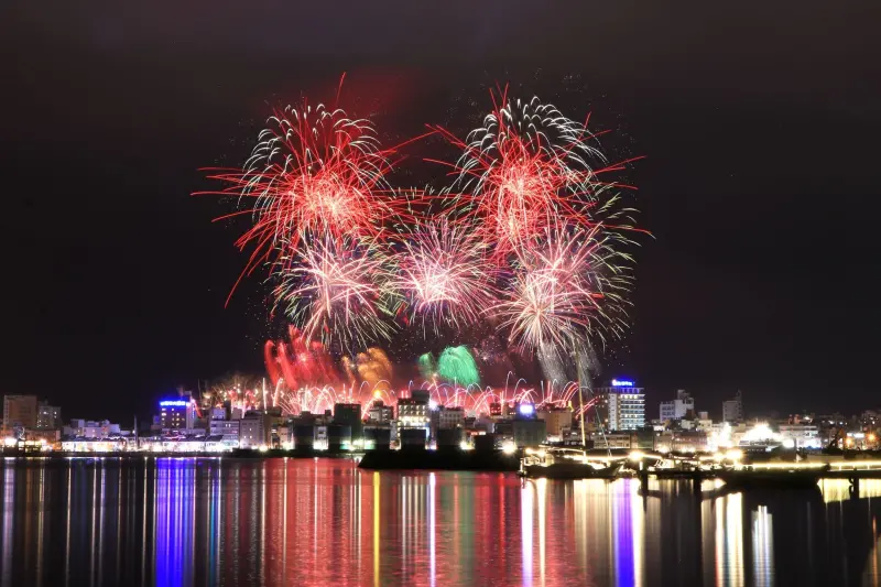 ▲「澎湖國際海上花火節」即將於5月5日至7月29日盛大登場，雄獅旅遊推出多款獨家包場賞煙火行程，3日行程早鳥最低價萬元有找。（圖／雄獅旅遊提供）