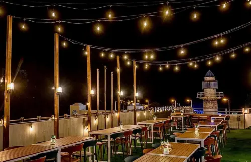 ▲澎湖花火節最受歡迎的吹吹風景觀餐廳，旅客能邊看煙火邊大啖美食。（圖／雄獅旅遊提供）