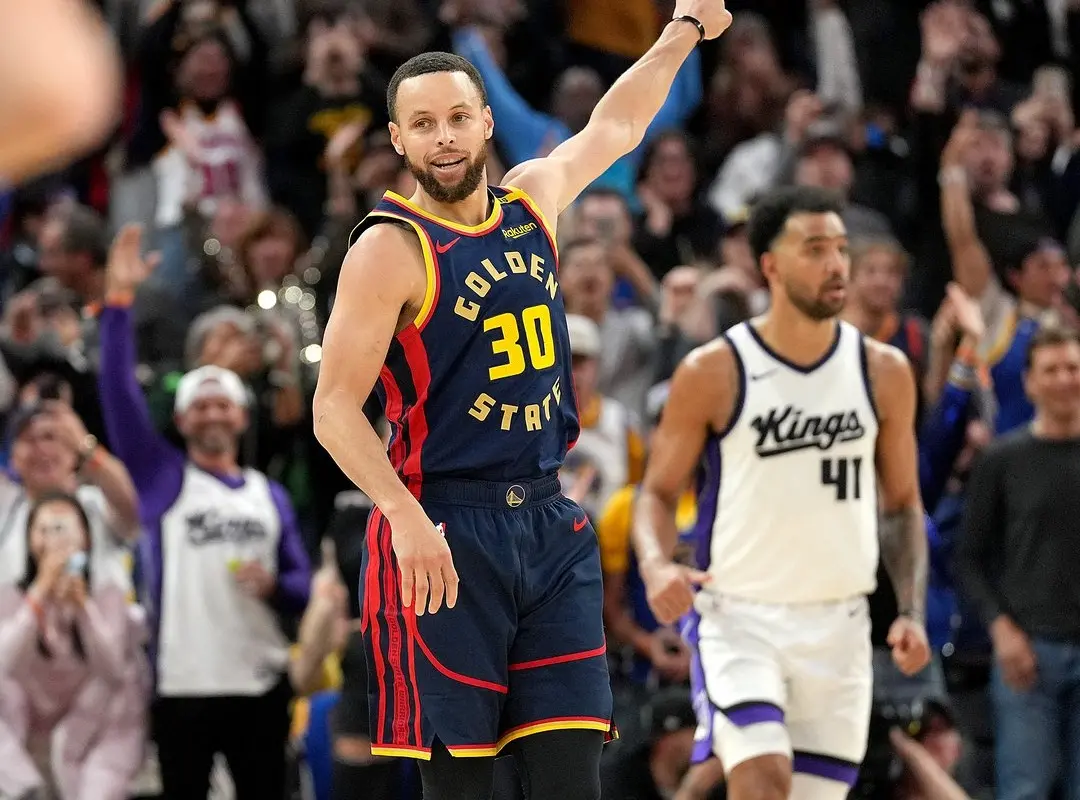 ▲2009年，年輕的Stephen Curry在NBA美國職籃生涯初登場時，接獲Andris Biedrins的助攻，命中職業生涯的第一顆三分球。（圖／美聯社／達志影像）