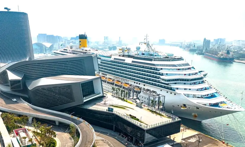 ▲歌詩達郵輪公司莎倫娜號郵輪率先啟航駛抵高雄港，泊靠高雄港旅運中心碼頭，帶來2784位旅客，以迎接高雄港郵輪季的到來。(圖／台灣港務公司提供)