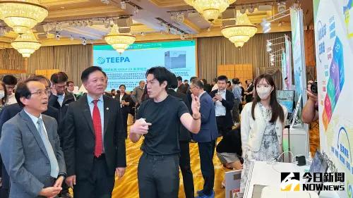 ▲高雄智慧城市展展前記者會,高雄市副市長林欽榮(左一)實地巡場共同見證智慧科技的革新成果。(圖/記者陳美嘉攝,2025.03.14) ▲高雄智慧城市展展前記者會,高雄市副市長林欽榮(左一)實地巡場共同見證智慧科技的革新成果。(圖/記者陳美嘉攝,2025.03.14)