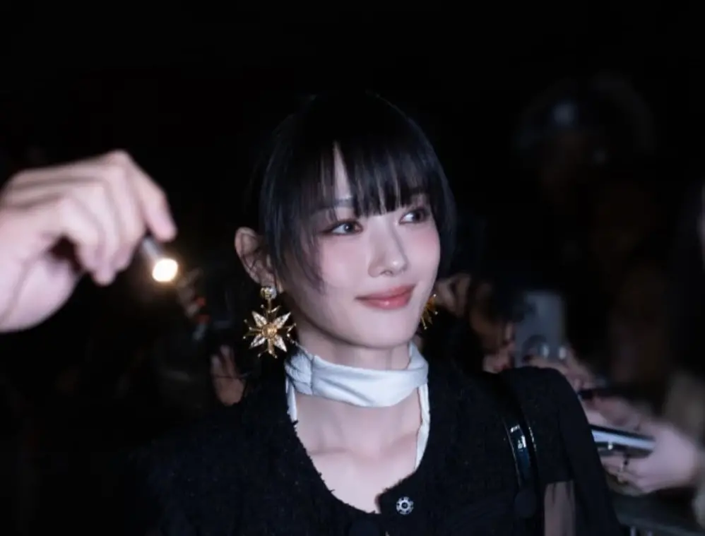 ▲南韓女星「國民妹妹」金裕貞（如圖）頂著新造型亮相巴黎時裝週，甜美笑容依舊，但新風格被台灣網友發現與謝金燕極為相似，昨（13）日謝金燕發文回應表示：「我想說我沒有穿過這件衣服呀。」（圖／金裕貞 IG）