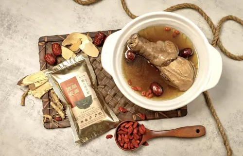 ▲百年傳承德安青草店，第三代接班經營，轉型為多元化草本飲品、養生膳食與藥草店。（圖／業者提供）