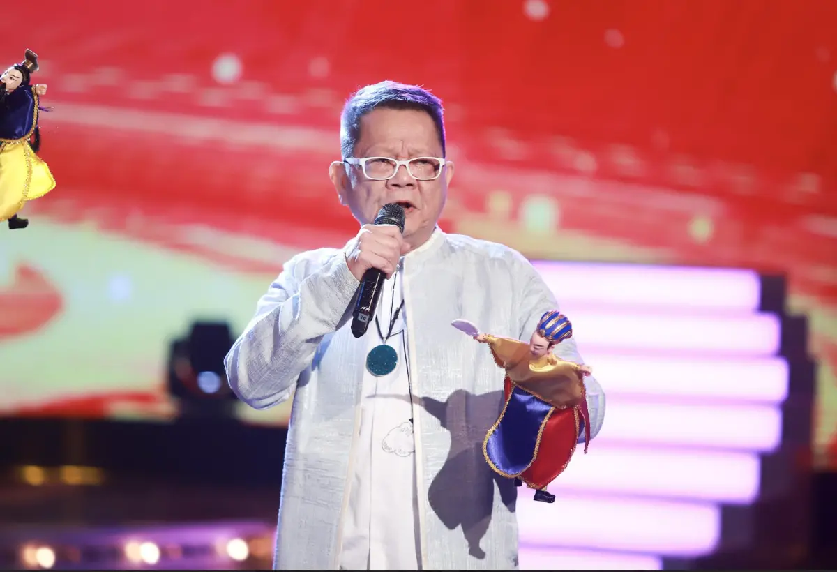 ▲鄭進一（如圖）大病初癒，就在《超級冰冰Show》露臉，不僅帶來精彩的演唱，也在訪談時效果做好做滿，甚至看到主持人白冰冰的禮盒裡都是百元鈔票，還怒罵、拒收。（圖／民視提供）
