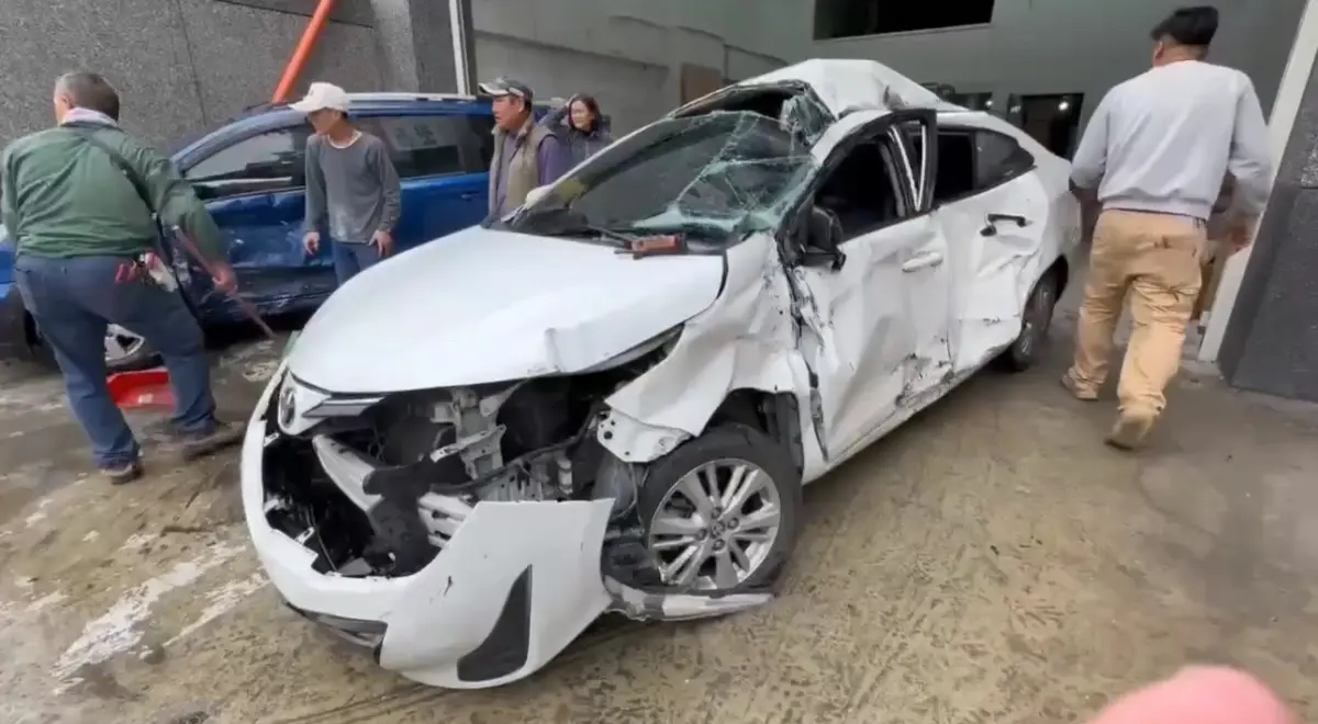 ▲停在路邊汽車遭小貨車失控撞上變成一團廢鐵。（圖／翻攝畫面）