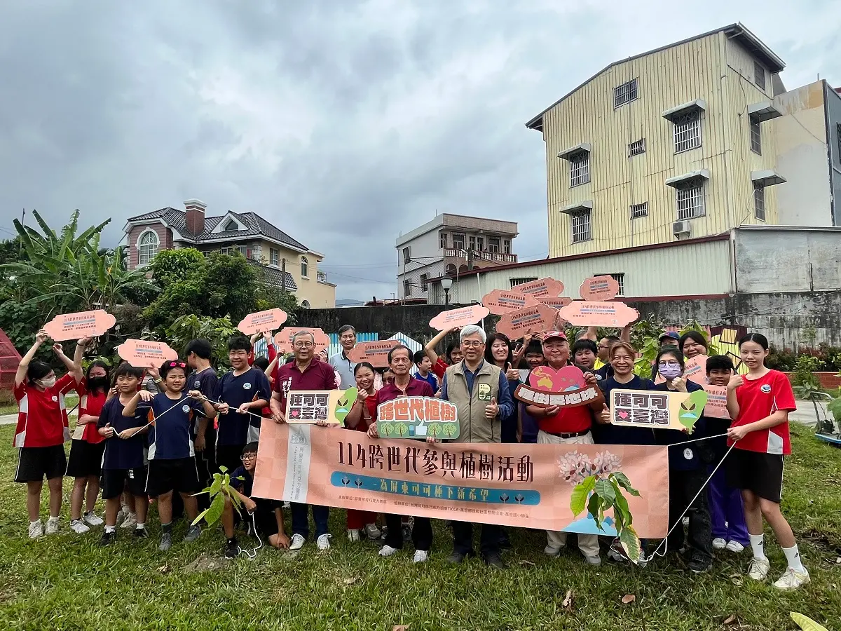 ▲屏東可可巧克力園區跨世代參與植樹活動。（圖／屏東縣府提供）