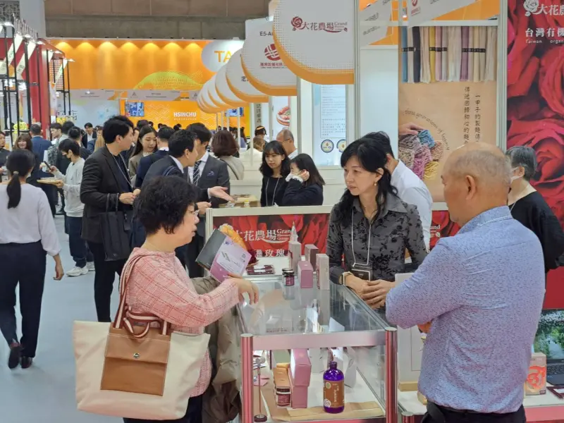 ▲東京食品展屏東館人潮熱絡，買家洽詢不斷成功打響屏東食品品牌。（圖／屏東縣府提供）