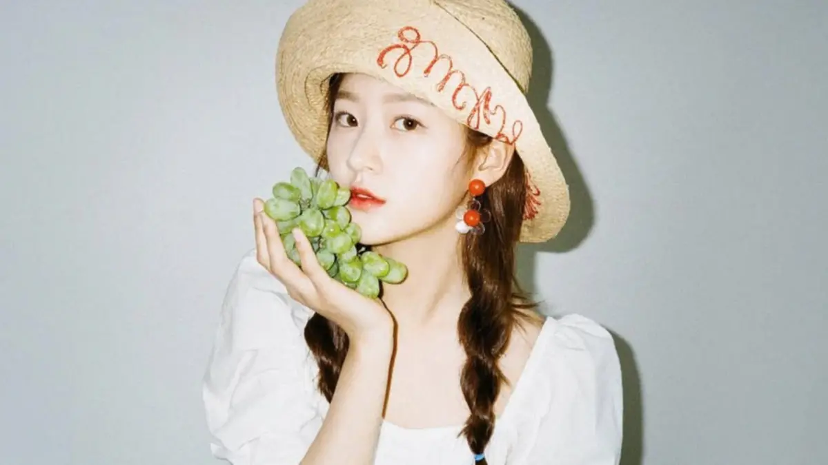 ▲網友整理出金賽綸（如圖）15歲時和金秀賢交往前後的照片，能看見短短兩個月期間「突然登大人」，突然從稚嫩的小女孩突然間變得像個成熟的大人。（圖／金賽綸IG）