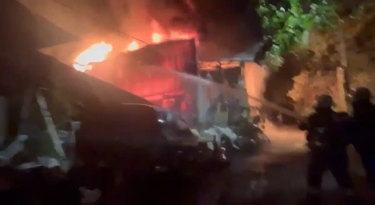 ▲新北土城木材鐵皮工廠晚間突然起火燃燒。（圖／新北消防局提供）