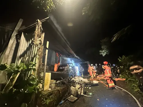 ▲新北土城木材鐵皮工廠晚間突然起火燃燒。（圖／新北消防局提供）