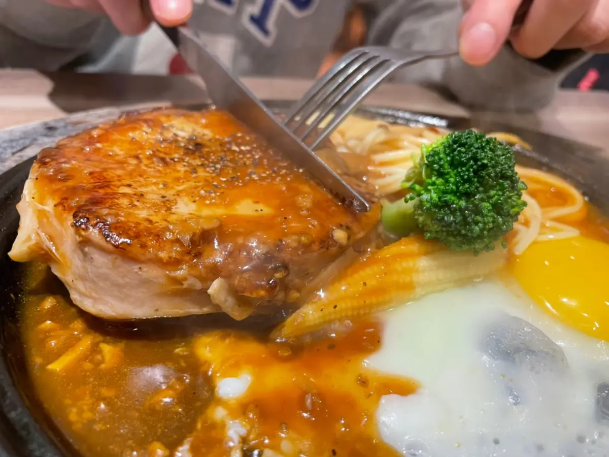 ▲孫東寶、貴族世家皆是廣受台灣人喜愛的平價牛排，但根據最新聲量調查，兩家品牌全被擠下來，牛排新霸主被稱讚服務水準高，自助吧還變厲害。（圖／記者陳雅雲攝）