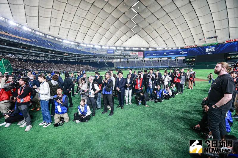 ▲為等待大谷翔平，各國媒體聚集成一道人龍。（圖／記者葉政勳攝）