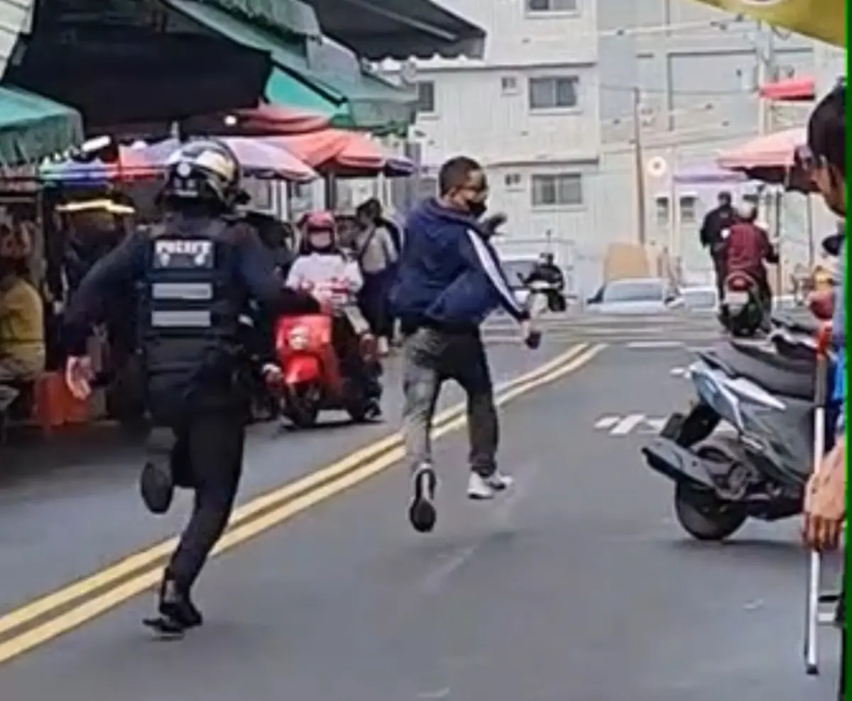 ▲35歲張姓男子日前才被發布通緝，拒絕被警方盤查，不僅開車企圖衝撞警察，還棄車跑給警察追。（圖／翻攝畫面）