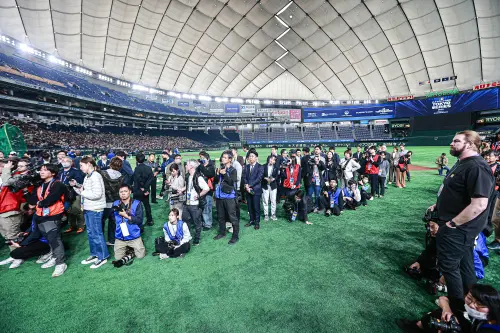 ▲各國媒體為等待洛杉磯道奇隊球星大谷翔平，排成超長人龍。（圖／葉政勳攝，資料照）