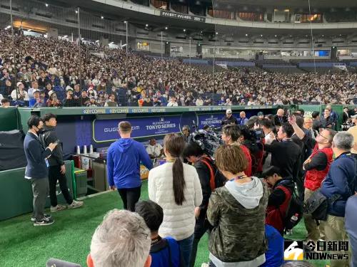 ▲為等待大谷翔平，各國媒體聚集在道奇隊休息室前方。（圖／記者陳柏翰攝。）