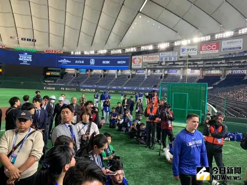 ▲各國媒體猶如「摩西分海」，在兩旁捕捉球員進場畫面。（圖／記者陳柏翰攝）