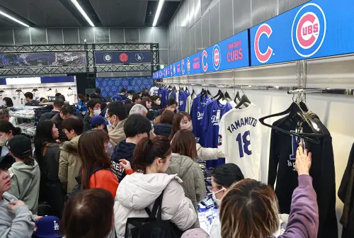 球員商品店也被進場球迷擠得水洩不通。(圖/記者葉政勳攝 , 2025.3.14) ▲球員商品店也被進場球迷擠得水洩不通。(圖/記者葉政勳攝 , 2025.3.14)