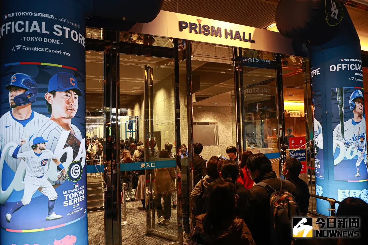 ▲東京巨蛋官方商品店正式營業，入口處擠滿大批球迷。（圖／葉政勳攝，資料照）