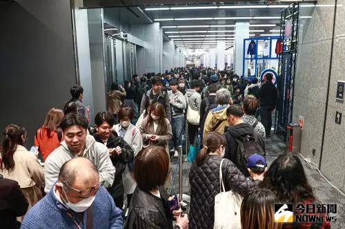 東京巨蛋官方商品店,從店外開始排隊到入店,需要經過4次S型的人龍,才能進到選購區。(圖/葉政勳攝,資料照) ▲東京巨蛋官方商品店,從店外開始排隊到入店,需要經過4次S型的人龍,才能進到選購區。(圖/葉政勳攝,資料照)