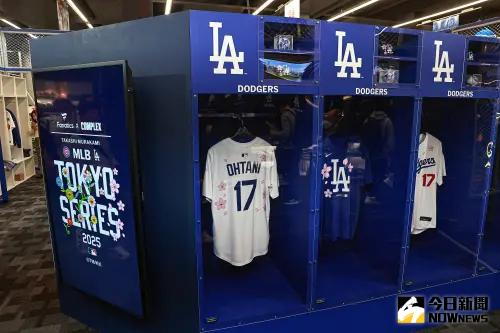 村上隆與大聯盟的聯名限定商品很快就被一掃而空。(圖/葉政勳攝,資料照) ▲村上隆與大聯盟的聯名限定商品很快就被一掃而空。(圖/葉政勳攝,資料照)