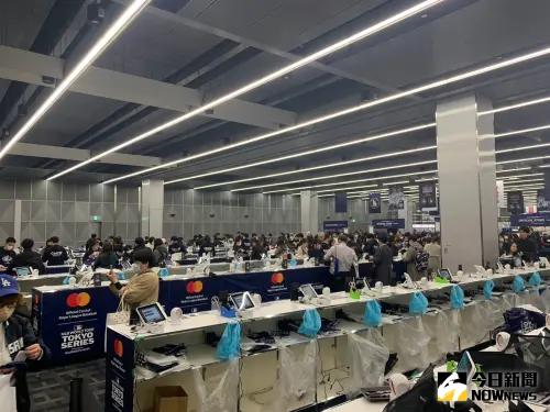 結帳區在尖峰時刻可同時消化140組球迷,數量相當龐大且有效率。(圖/記者陳柏翰攝) ▲結帳區在尖峰時刻可同時消化140組球迷,數量相當龐大且有效率。(圖/記者陳柏翰攝)