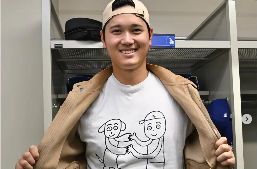 ▲大谷翔平稍早在官方IG分享，前田健太幫他與愛犬 Decoy繪製的T-shirt，由於畫工過於「簡樸」，讓不少球迷笑翻。（圖／擷取自大谷翔平官方IG）