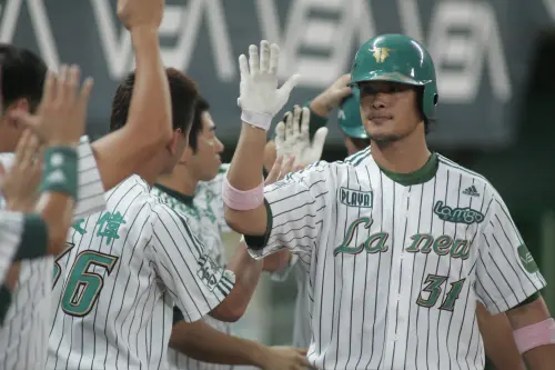 2009年、2010年La new熊曾經穿上條紋球衣,林智勝當時為主力明星球員。(圖/中職提供) ▲林智勝過去在La new熊、Lamigo桃猿時期,曾經與陳金鋒組成「勝母鋒」連線。(圖/中職提供)
