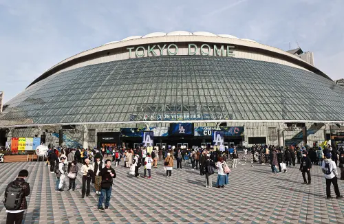 ▲東京巨蛋入口處湧入許多球迷拍照。（圖/記者葉政勳攝）