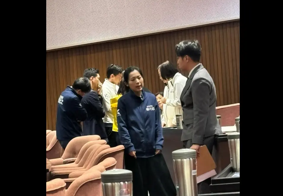 ▲藍委聚集在議場內討論未來的朝野攻防策略，被綠營影射在串供，國民黨團發新聞稿怒批造謠。（圖／翻攝林楚茵臉書）