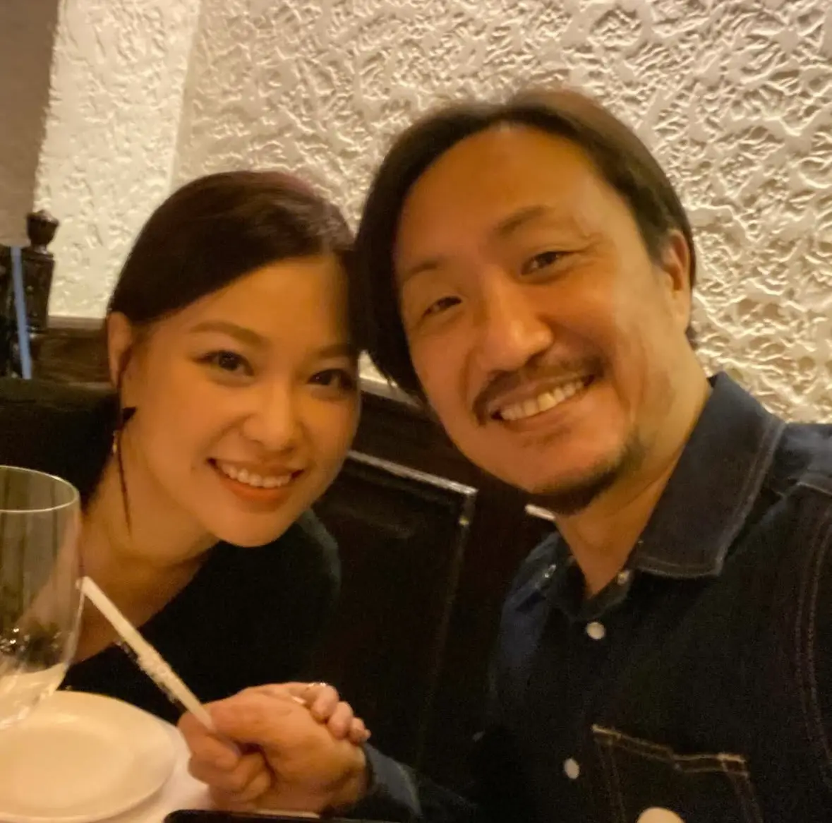 ▲鄭中基（右）與余思敏（左）被網友發現退追彼此IG，13日余思敏過45歲生日也不見男方蹤影，更有知情人士爆料，兩人早在2月就辦理離婚手續。（圖／余思敏 IG）