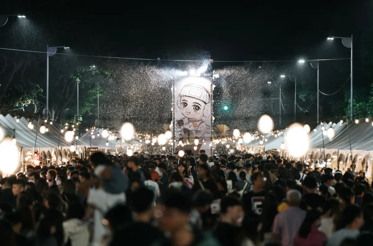 ▲北高雄「愛映岡山」年度主題活動今（15）日下午將在高雄・岡山河堤公園登場，活動除了有市集之外，更邀請到滅火器樂團等人現場表演。（圖／翻攝La Rue 文創設計臉書）