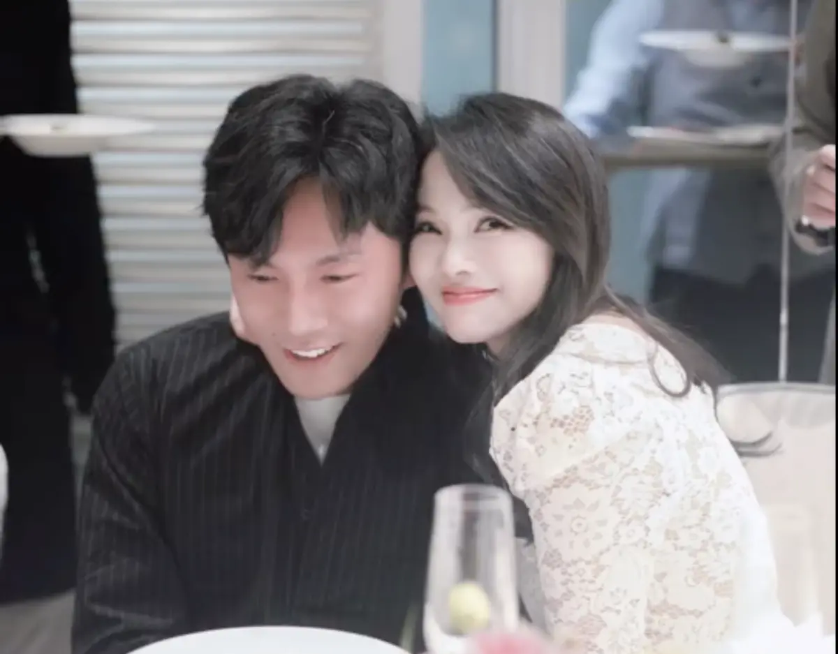 ▲伊能靜（右）與秦昊（左）的婚姻被懷疑生變，她自己曾在訪問中坦承彼此現在各過各的，卻強調沒有離婚。而微博上則瘋傳陳妍希坐秦昊大腿的照片，被暗示拍戲時曾假戲真做，3方目前皆無回應。（圖／摘自微博）