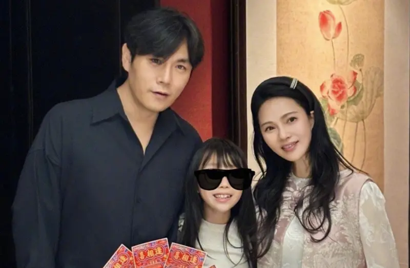 ▲藝人伊能靜（右）與秦昊（左）為慶祝結婚週年，攜女兒遊巴黎度假。夫妻倆街頭牽手被捕捉，秦昊身材走鐘引發熱議，伊能靜親曝真實體重，坦言「就讓我們肥一次吧」。（圖／摘自微博）