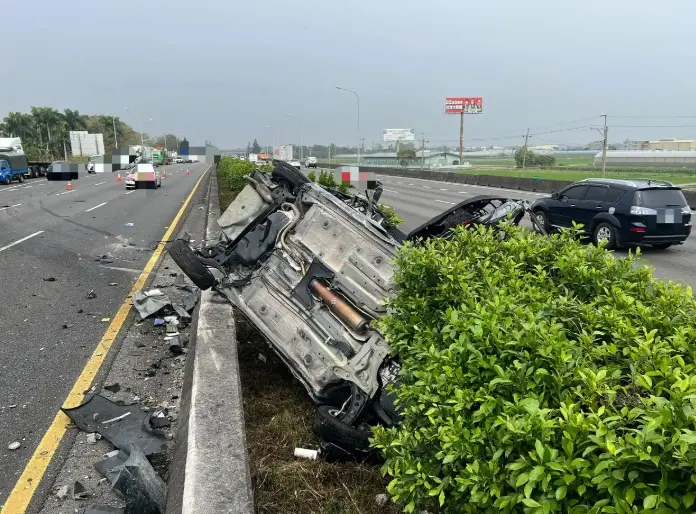 ▲國道1號嘉義水上段南下車道發生3車連撞事故，造成1死2傷，肇事原因為貨車司機撿手機而釀成大禍。（圖／翻攝照片）