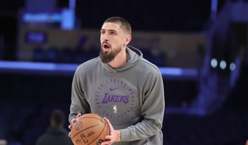 ▲Alex Len被湖人拉上先發，但場均僅獲12分鐘上場時間，表現更如同一場「災難」，外媒認為，湖人今年球季結束後就會選擇裁掉他。（圖／美聯社／達志影像）