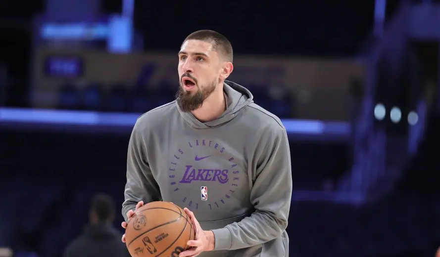 ▲Alex Len被湖人拉上先發，但場均僅獲12分鐘上場時間，表現更如同一場「災難」，外媒認為，湖人今年球季結束後就會選擇裁掉他。（圖／美聯社／達志影像）