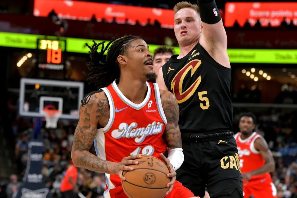 ▲克里夫蘭騎士隊在今（15）日以133：124 擊敗曼菲斯灰熊，寫下隊史新紀錄的16連勝。灰熊隊主控Ja Morant這一場狂砍44分，但無法率隊贏球。（圖／美聯社／達志影像）
