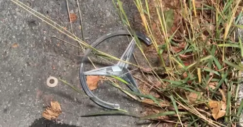 ▲一名60歲唐姓男子自撞上分隔島,造成車子嚴重毀損。(圖/翻攝畫面) ▲賓士車的LOGO直接噴飛。(圖/翻攝畫面)