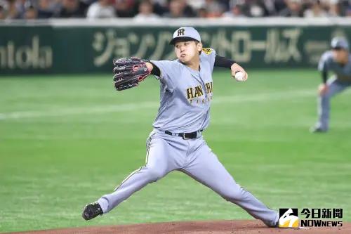阪神虎20歲投手門別啟人前五局封鎖小熊隊打線。(圖/記者葉政勳攝) ▲阪神虎20歲投手門別啟人前五局封鎖小熊隊打線。(圖/記者葉政勳攝)