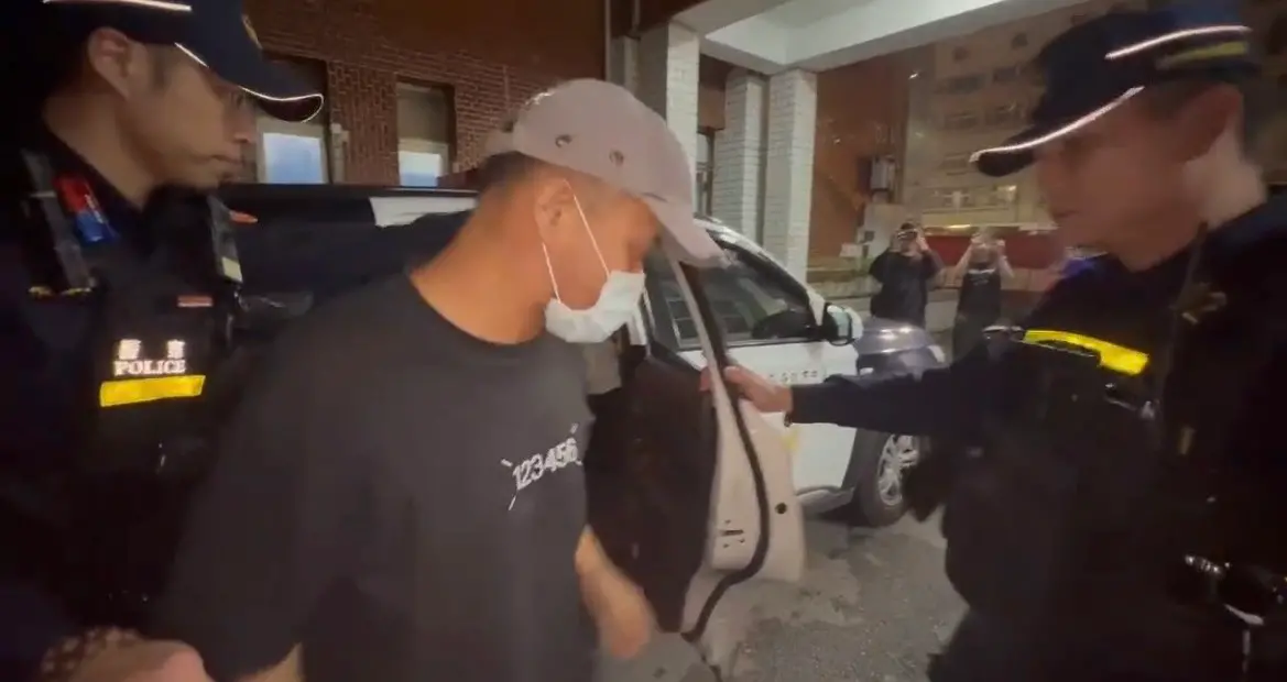 ▲「小翁立友」陳康岳平安返台，至警局製作筆錄。（圖／翻攝畫面）